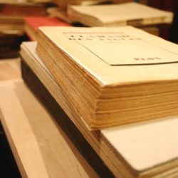 Comment entretenir ses livres anciens : Conseils d’un expert