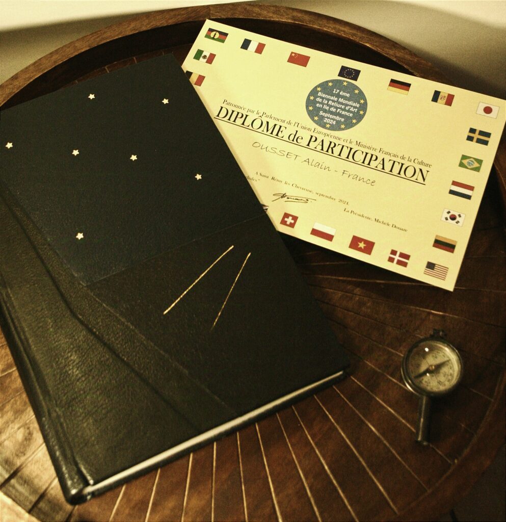 Diplôme de participation et livre ayant servi pour le concours de la 17ème Biennale Mondiale de la Reliure d'Art 2024.