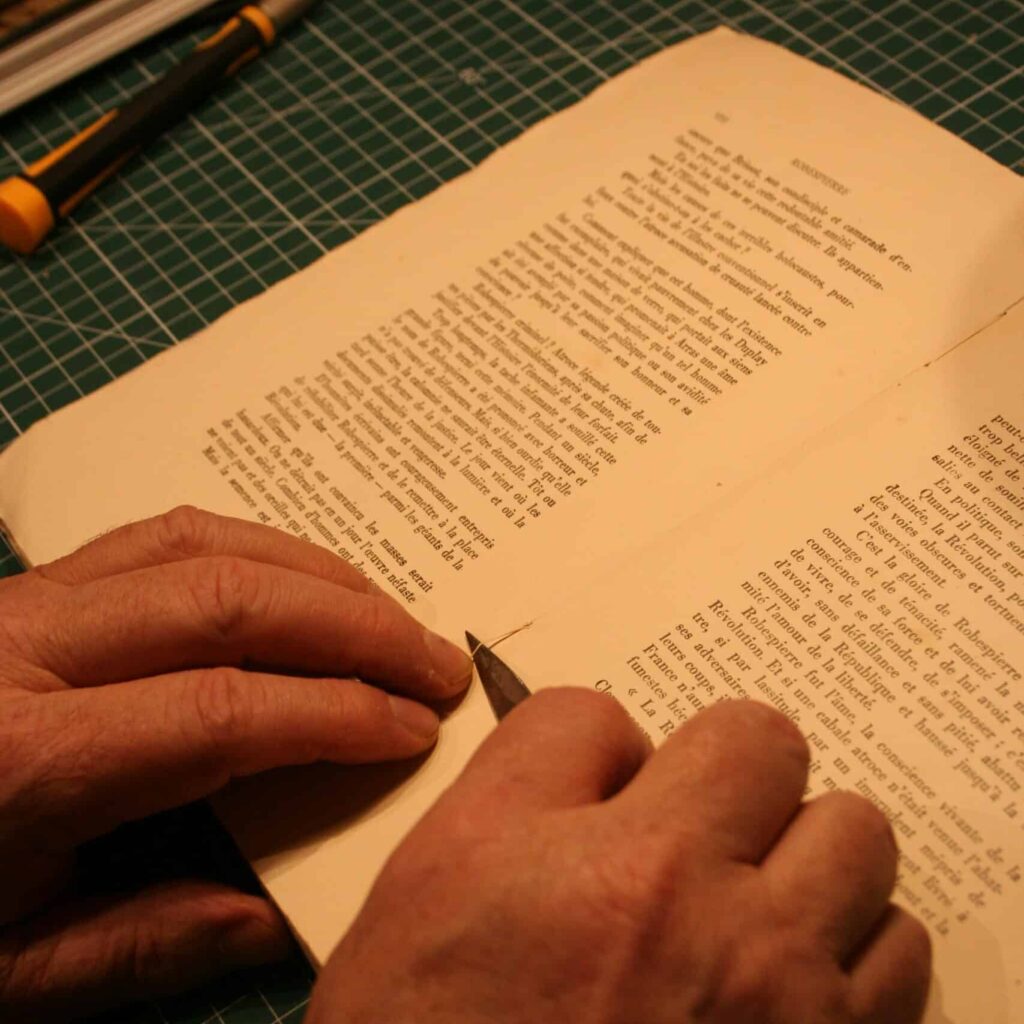 débrochage d'un livre ancien
